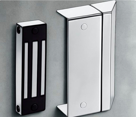 Fechadura magnética Multmag com suporte ajustável instalada em porta